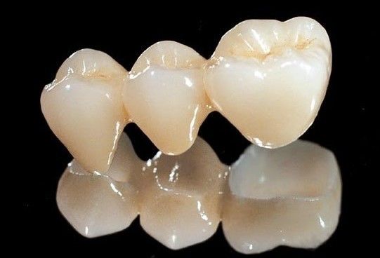 Toda la corona dental de la circona de cerámica
