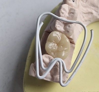 Dientes de la circona cúbica de la porcelana